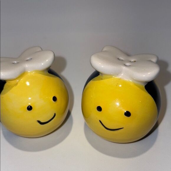 Ceramic bee salt, and pepper shakers - Picture 3 of 7